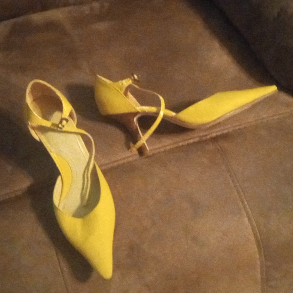 Daisy Fuentes two inch heels